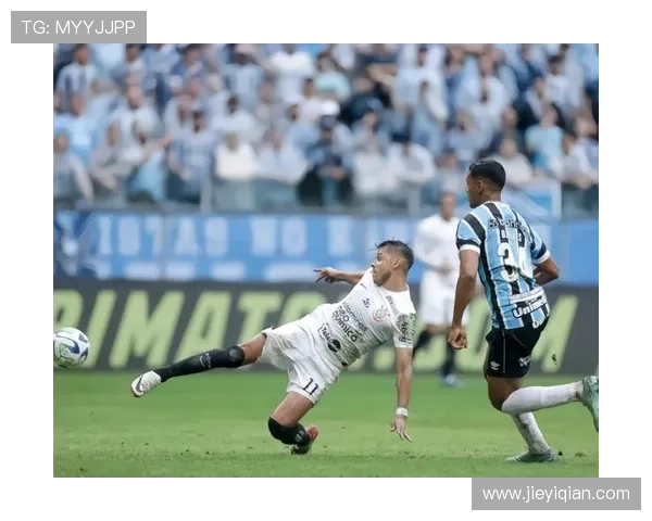 巴甲门将开球失误被对手偷袭瞬间引发全场哄笑